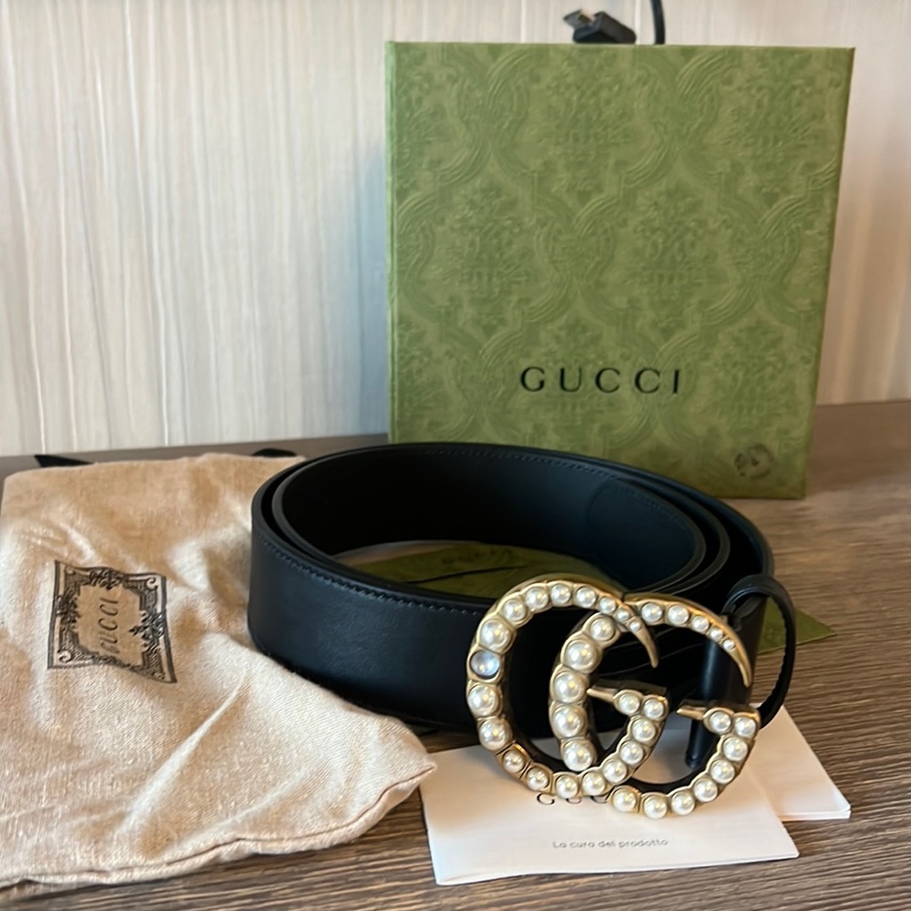 Gucci 
Leather belt with pearl Double G